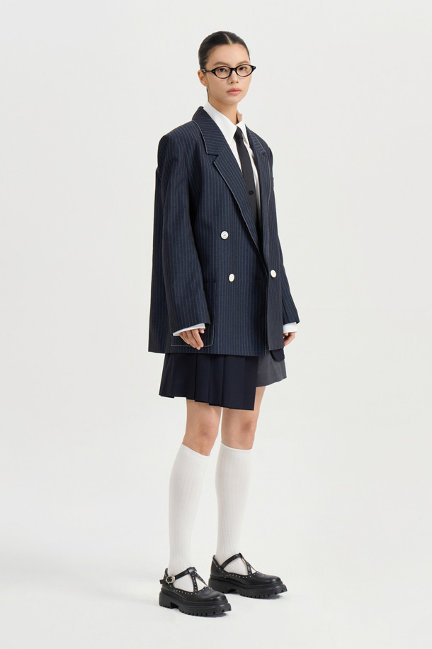 마테리얼 믹스 플리츠 쇼츠 (다크 네이비)는 유니크하면서도 클래식한 무드를 자아내는 여성 숏팬츠입니다. 부드러운 폴리에스터와 레이온 소재를 믹스하여 편안한 착용감을 선사하며, 무릎 위 기장의 A라인 핏으로 다리가 길어 보이는 효과를 줍니다. 스커트처럼 보이는 플리츠 디테일과 입체 포켓 디자인이 특징이며, 데이트룩, 카페룩, 모임룩 등 다양한 TPO에 맞춰 클래식, 미니멀, 걸리시 스타일을 연출할 수 있습니다. 간절기에 활용하기 좋은 아이템입니다.
