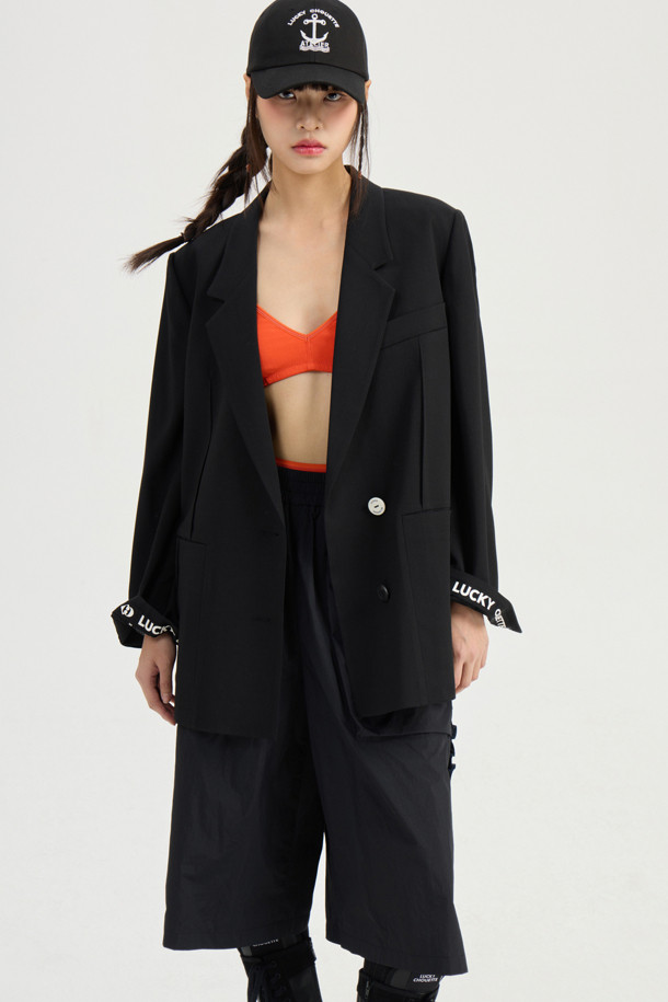**[Re-Order] Side Frill Banding Midi Pants (black)는 캐주얼과 페미닌 무드를 동시에 연출하는 여성용 미디 기장의 바지입니다.** 다크 블랙 컬러에 루즈핏으로 여유로운 착용감을 선사하며, 사이드 프릴 디테일과 배색으로 포인트를 더했습니다. 밴딩 처리되어 편안하게 착용할 수 있으며, 사계절 내내 활용 가능한 웨어러블한 디자인이 특징입니다.
