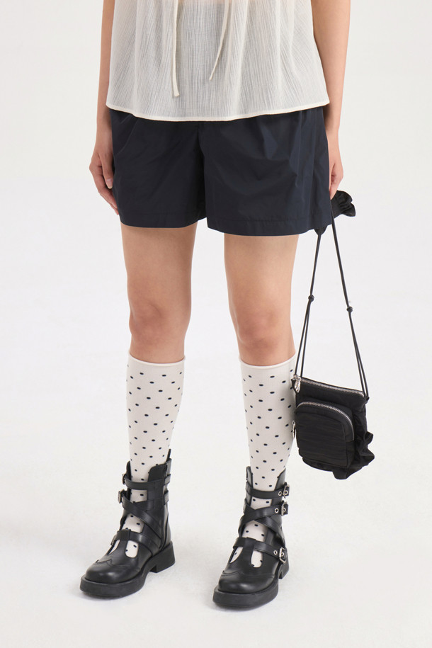 Pocket Point Shorts (dark navy)는 가볍고 시원한 착용감을 선사하는 여성용 숏팬츠입니다. 구김에 강한 폴리에스터 소재로 제작되었으며, 캐주얼한 스타일 연출에 용이합니다. 셔링 포켓 디테일과 앞중심 지퍼 디테일이 특징이며, 레귤러핏으로 편안하게 착용 가능합니다.
