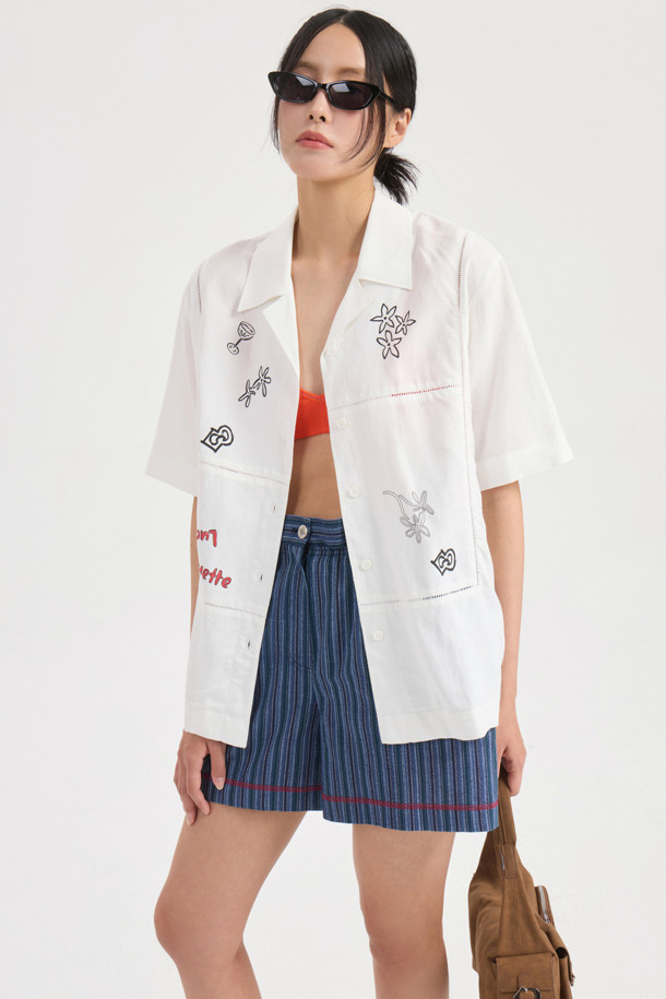 다크 네이비 컬러의 Stripe Inside Banding Shorts는 여름철 시원하게 입기 좋은 여성 숏팬츠입니다. 부드러운 면 소재에 허리 속 밴딩 처리로 편안한 착용감을 제공하며, 컬러 배색 스티치와 스트라이프 패턴이 캐주얼한 스타일을 연출합니다. 레귤러핏으로 제작되어 어떤 상의에도 잘 어울리는 데일리 아이템입니다.
