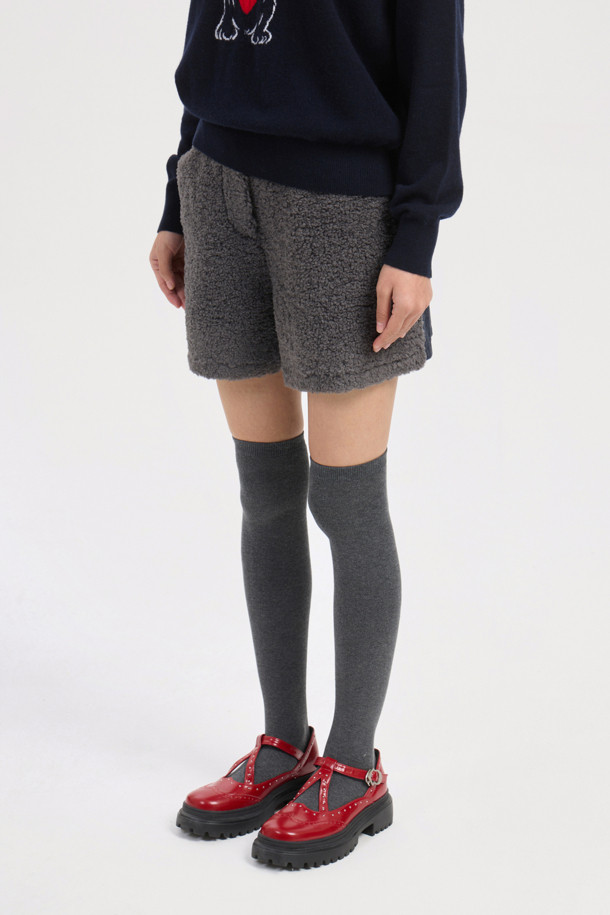 페이크 퍼 믹스 백 밴딩 쇼츠 (멀티 컬러)는 데님라이크 울 혼방 소재와 페이크 퍼의 조화가 돋보이는 여성 숏팬츠입니다. 뒷밴딩 처리로 편안한 착용감을 선사하며, 앞 중심 지퍼 디테일로 깔끔한 디자인을 완성했습니다. 숏 기장과 세미 A라인 핏으로 다리가 길어 보이는 효과를 주며, 두꺼운 두께감으로 가을, 겨울 시즌에 따뜻하게 착용할 수 있습니다. 캐주얼, 클래식, 미니멀 스타일을 모두 소화 가능하며 모임룩, 연말 모임룩으로도 활용하기 좋습니다. 부드러운 촉감과 멀티 컬러 배색으로 개성 있는 스타일을 연출해보세요. 단, 필링에 주의하여 관리해야 합니다.
