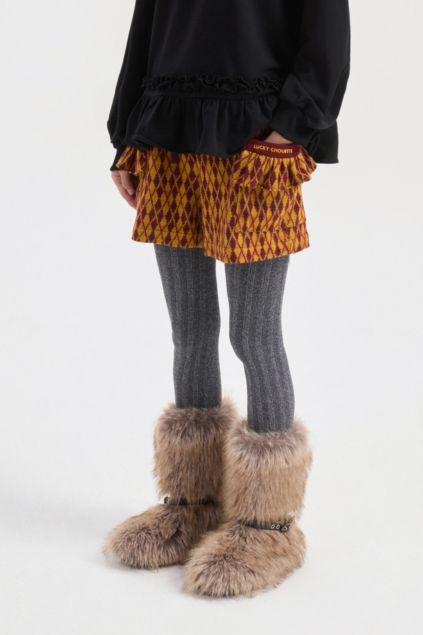 아르가일 밴딩 쇼츠(와인)는 포근한 기모 안감으로 따뜻함을 더한 여성용 반바지입니다. 캐주얼, 미니멀, 클래식 스타일을 아우르는 디자인으로, 집콕룩과 산책룩 모두에 잘 어울립니다. 와인 컬러에 아가일 패턴이 더해져 포근하고 부드러운 느낌을 주며, 루즈핏으로 편안한 착용감을 선사합니다. 허리 배색과 포켓 프릴 디테일, 레터링 자수 포인트가 돋보이며, 밴딩 처리로 편안함을 더했습니다. 겨울철, 스타일리시하고 따뜻하게 연출해보세요.
