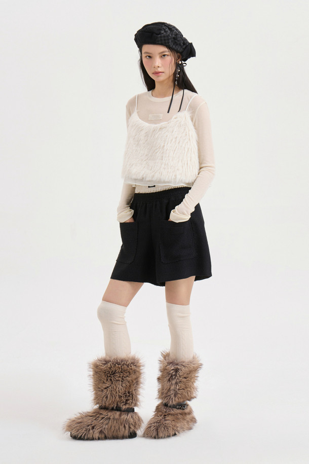 [Atelier] 오비 포인트 밴딩 트위드 쇼츠 (블랙)는 여성스러운 실루엣을 연출하는 숏팬츠입니다. 클래식하고 유니크한 스타일을 원하는 분들께 추천하며, 봄, 여름 시즌에 착용하기 좋습니다. 세미 A라인 핏과 중간 두께감의 트위드 소재로 제작되어 편안하면서도 고급스러운 분위기를 자아냅니다. 이중 오비 디테일과 앞 포켓, 아틀리에 자수 및 라벨 디테일이 섬세함을 더합니다. 데이트룩, 카페룩, 모임룩 등 다양한 TPO에 활용하여 클래식, 미니멀, 시크한 스타일을 완성해보세요.
