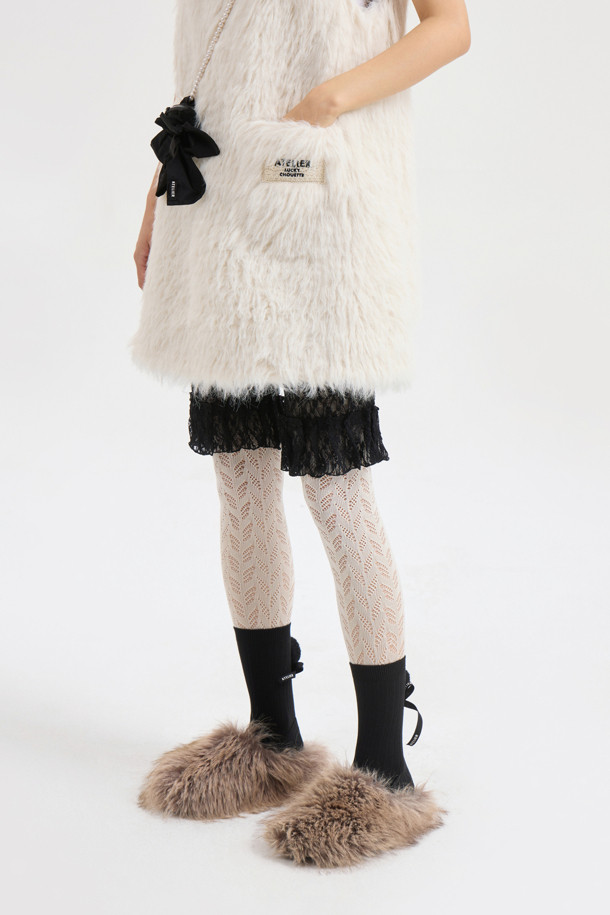 [Atelier] 바이커 밴딩 쇼츠 (멀티 컬러)는 유니크하고 캐주얼한 스타일을 연출해주는 무릎 기장의 슬림핏 숏팬츠입니다. 옆라인 지퍼 디테일과 허리 레터링, 밑단 턱 디테일이 특징이며, 신축성 있는 소재와 레이스 소재가 사용되어 편안한 착용감을 제공합니다. 밴딩 처리로 더욱 활동적이며, 레이어드하여 다양한 스타일을 연출할 수 있습니다. 일상, 동네 마실룩, 휴가룩 등 다양한 TPO에 활용하기 좋은 아이템입니다. 멀티 컬러 디자인으로 개성 있는 스타일을 완성해 보세요.
