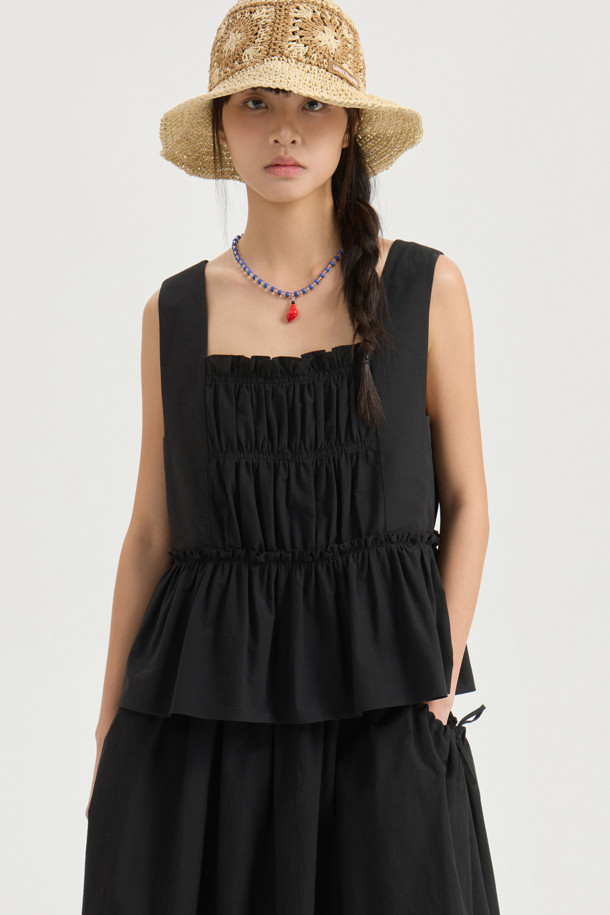 "Back Lettering Strap Shirring Top Blouse (black)"는 시원한 여름을 위한 여성용 민소매 블라우스입니다. 무지 패턴의 블랙 컬러에 스퀘어넥 디자인과 셔링 & 티어드 디테일, 미디 길이로 캐주얼한 스타일을 연출합니다. 얇은 두께감과 루즈핏으로 편안하게 착용 가능하며, A라인 치마 타입입니다.

