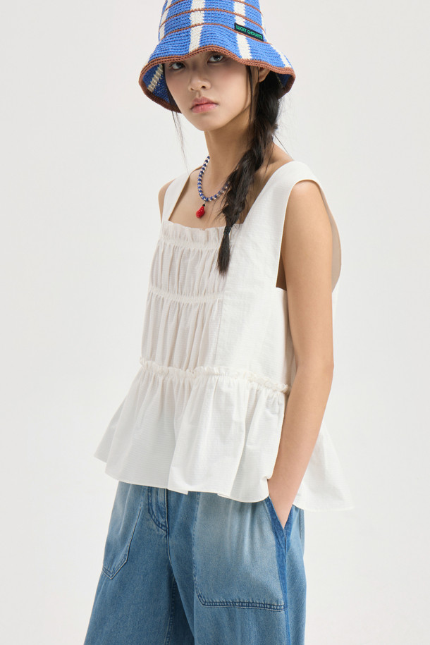 [Re-Order] Back Lettering Strap Shirring Top Blouse (white)는 여성스러운 무드의 화이트 블라우스입니다. 코튼 소재의 A라인 핏으로, 스퀘어넥과 민소매 디자인이 시원한 느낌을 주며, 뒷면 레터링 테이프와 셔링, 리본 디테일이 특징입니다. 봄, 여름 시즌에 캐주얼하거나 페미닌한 스타일로 연출하기 좋습니다.
