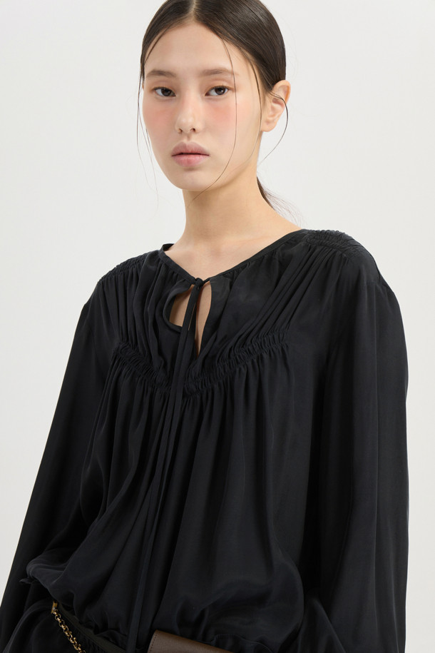 LUCKY CHOUETTE - 블라우스 - [Atelier] Shirring Point Long Sleeve Blouse (black)