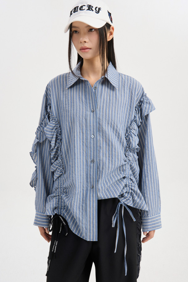 [Re-Order] 셔츠 스타일 프릴 스트라이프 블라우스 (블루)는 여성스러운 무드와 캐주얼한 스타일을 동시에 연출하는 블라우스입니다. 봄, 여름 시즌에 적합하며, 셔츠 칼라와 긴 소매, 루즈핏으로 편안하게 착용할 수 있습니다. 코튼 소재로 제작되어 부드러운 촉감을 선사하며, 프릴 디테일, 비대칭 디자인, 스트링 디테일, 바이오 워싱으로 포인트를 더했습니다. 데이트룩, 스마트 캐주얼, 미니멀 스타일을 즐겨 입는 분들께 추천합니다.
