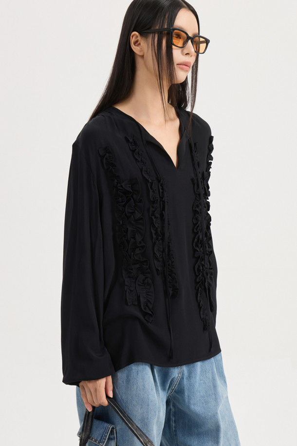 프릴 포인트 라운드 넥 블라우스 (블랙)는 여성스러운 무드를 연출하는 상의입니다. 부드럽게 찰랑거리는 레이온 소재로 제작되어 편안한 착용감을 선사하며, 봄, 여름 시즌에 활용하기 좋습니다. 라운드 넥과 긴 소매, 루즈핏 디자인으로 편안하면서도 스타일리시하게 연출할 수 있습니다. 어깨 셔링과 프릴 포인트, 네크 끈 디테일이 더해져 유니크하면서도 클래식한 분위기를 자아냅니다. 데이트룩, 카페룩, 모임룩 등 다양한 TPO에 활용하여 로맨틱하고 미니멀한 스타일을 완성해보세요.
