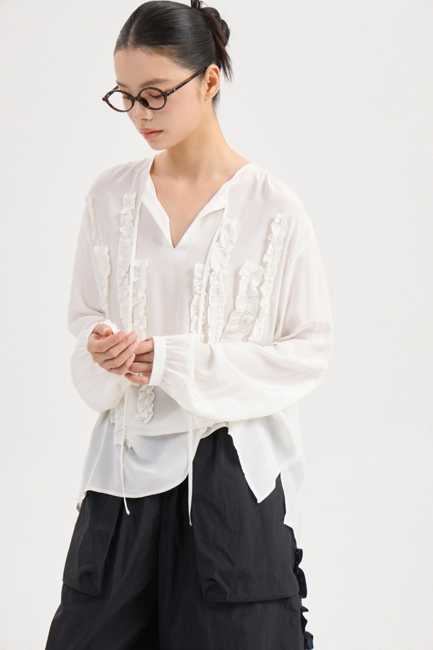 프릴 포인트 라운드 넥 블라우스 (아이보리)는 여성스러운 분위기를 연출하는 블라우스입니다. 부드러운 레이온 소재로 제작되어 편안한 착용감을 선사하며, 라운드넥 디자인과 어깨 셔링 디테일이 특징입니다. 좌우 언밸런스 프릴과 네크 끈 디테일이 더해져 유니크하면서도 클래식한 무드를 자아냅니다. 루즈핏으로 제작되어 편안하게 착용 가능하며, 데이트룩, 카페룩, 모임룩 등 다양한 TPO에 활용하기 좋습니다. 봄, 여름 시즌에 어울리는 얇은 두께감과 긴 소매 기장으로, 로맨틱, 미니멀 스타일을 즐겨 입는 분들께 추천합니다.
