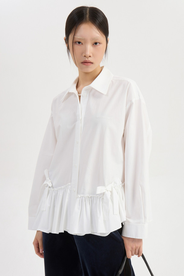 프릴 헴 셔츠 타입 블라우스 (아이보리)는 부드러운 면 소재로 제작되어 봄, 여름에 시원하게 착용할 수 있습니다. 카라넥에 루즈핏 디자인으로 클래식하면서도 캐주얼한 무드를 연출하며, 은은한 아이보리 컬러가 어떤 하의와도 잘 어울립니다. 밑단 프릴과 리본, 러플 디테일이 여성스러운 포인트를 더하고, 바이오 워싱 처리로 부드러운 촉감을 선사합니다. 데이트룩, 카페룩, 봄 소풍룩 등 다양한 TPO에 활용 가능하며, 단추 디테일로 세련됨을 더했습니다.
