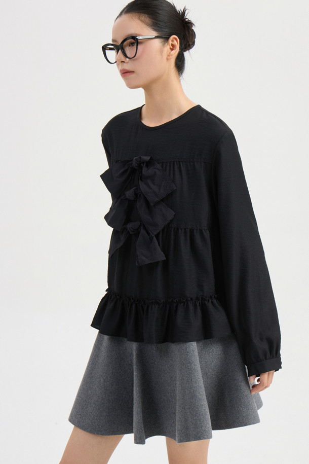 리본 포인트 칼라리스 블라우스 (블랙)는 페미닌하고 클래식한 무드를 연출하는 여성 상의입니다. 텐셀 혼방 소재로 제작되어 부드러운 촉감을 선사하며, 봄, 가을 시즌에 착용하기 좋습니다. 라운드 넥 라인과 루즈핏으로 편안한 착용감을 제공하며, 뒷넥 단추, 셔링, 밑단 프릴 등의 디테일이 돋보입니다. 데이트룩, 오피스룩, 모임룩 등 다양한 TPO에 활용할 수 있으며, 클래식, 미니멀, 로맨틱 스타일을 즐기는 분들께 추천합니다. (*마찰이나 습기에 의한 이염에 주의*)
