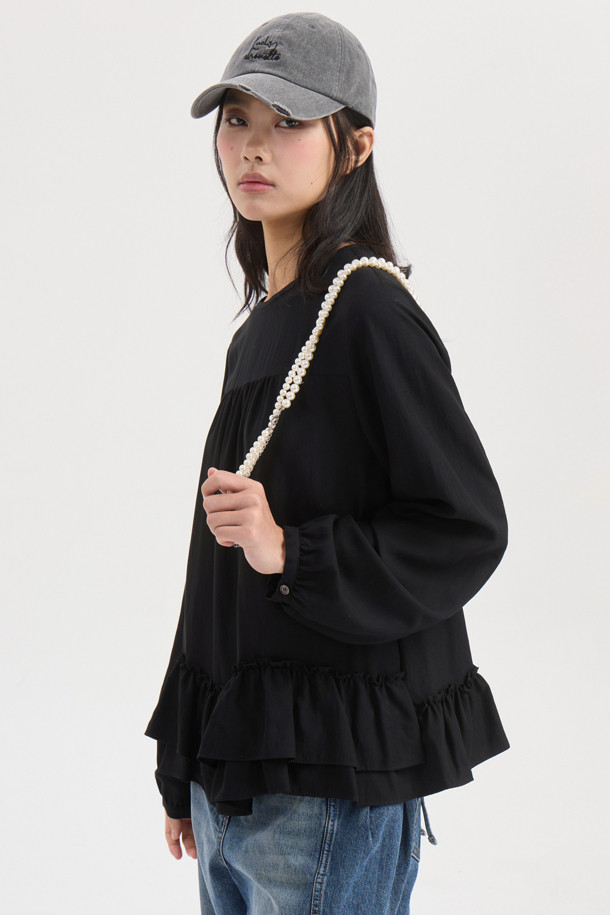 Hem Frii 라운드 넥 블라우스 (블랙)는 여성스러운 라인을 살려주는 레귤러핏 블라우스입니다. 부드러운 레이온과 나일론 혼방 소재로 제작되어 편안한 착용감을 선사하며, 봄, 여름, 가을 세 계절 모두 활용 가능합니다. 라운드넥 디자인에 긴 소매, 뒷넥 단추 여밈, 밑단 덧장 디테일이 더해져 미니멀하면서도 시크한 무드를 연출합니다. 출근룩, 오피스룩, 모임룩 등 다양한 TPO에 클래식, 미니멀, 시크 스타일로 매치하여 세련된 스타일을 완성해 보세요. 무지 디자인의 블랙 컬러로 어떤 하의와도 쉽게 코디할 수 있습니다.
