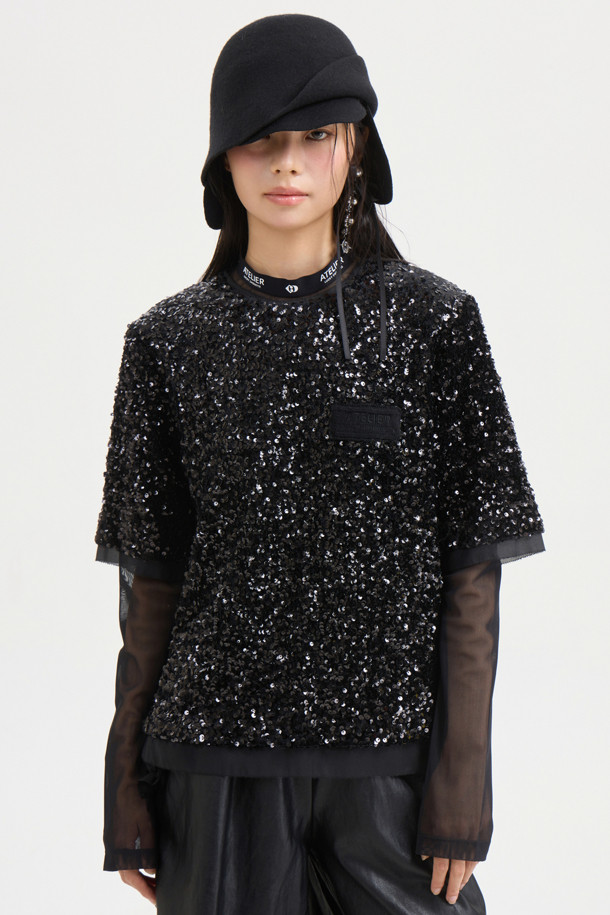 [Atelier] 스팽글 하프 슬리브 블라우스 (블랙)는 여성 의류 상의, 블라우스 카테고리에 속합니다. 클래식하고 유니크한 스타일을 연출하며, 사계절 내내 착용 가능합니다. 벨벳 소재에 실버 스팽글 장식이 더해져 화려함을 더하고, 뒤 단추 여밈과 가슴 니트 장식이 특징입니다. 일자핏 크롭 기장의 반소매 블라우스로, 데이트룩, 파티룩, 연말 모임룩은 물론 시크하고 미니멀한 스타일을 완성합니다. 안감은 스트레치 소재로 편안한 착용감을 선사합니다.
