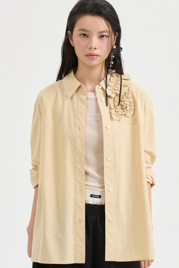 [Atelier] 프릴 포인트 셔츠 타입 블라우스 (베이지)는 캐주얼, 클래식, 로맨틱 스타일을 아우르는 여성 블라우스입니다. 베이지 컬러에 스탠다드 핏과 긴소매 디자인으로, 봄, 가을에 활용하기 좋습니다. 앞 중심 단추, 프릴 디테일, 가슴 레터링 자수가 포인트이며, 오픈 클로징 방식으로 편안하게 착용할 수 있습니다. 데이트룩, 카페룩, 모임룩 등 다양한 TPO에 잘 어울리는 아이템입니다. 프릴 넥 라인이 여성스러운 분위기를 더합니다.
