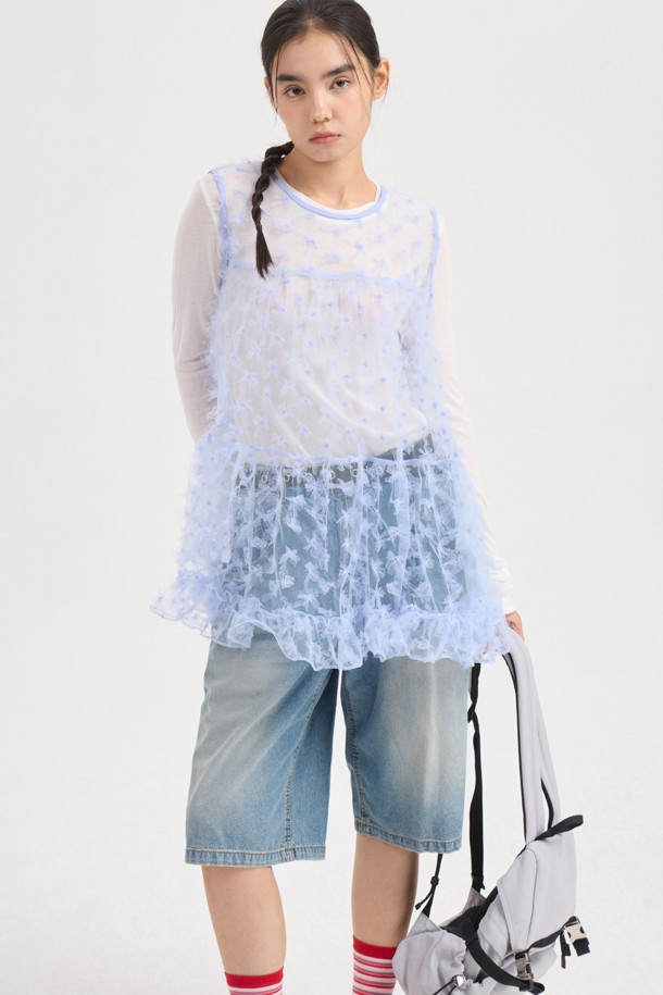 **플라워 자수 셔링 민소매 블라우스 (라이트 블루)**

산뜻한 라이트 블루 컬러의 플라워 자수 셔링 민소매 블라우스입니다. 메쉬 소재로 시원하고, 라운드넥 디자인에 A라인 핏으로 여성스러운 실루엣을 연출합니다. 플라워 자수와 셔링 디테일, 밑단 러플, 뒷면 리본으로 클래식하면서도 유니크한 무드를 더했습니다. 데이트룩, 카페룩, 모임룩 등 다양한 TPO에 활용 가능하며, 레이어드하여 스타일리시하게 연출할 수 있습니다. 봄, 여름 시즌에 로맨틱하고 걸리시한 스타일을 완성해 보세요.
