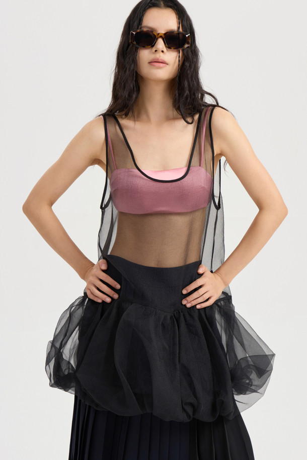 백 리본 볼륨 시어 탑 블라우스 (블랙)는 여성스러운 무드를 연출하는 블라우스입니다. 시스루 소재와 오버핏 디자인으로 유니크하고 캐주얼한 스타일을 완성하며, 봄, 여름 시즌에 활용하기 좋습니다. 얇은 두께감과 라운드넥, 민소매 디자인으로 시원하게 착용할 수 있으며, 밑단 셔링 디테일이 특징입니다. 뒷넥 레터링 테이프가 포인트이며, 레이어드 스타일링으로 다양한 연출이 가능합니다. 데이트룩, 카페룩, 모임룩 등 다양한 TPO에 미니멀하고 시크한 스타일을 더해보세요.
