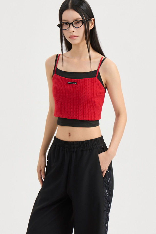Label Point (라벨 포인트) 저지 탑 (red)은 부드러운 니트 소재의 여성용 크롭 민소매 상의입니다. 어깨끈 조절이 가능하며, 로고 테이프 디테일과 뷔스티에 스타일로 디자인되어 레이어드하여 다양한 스타일을 연출할 수 있습니다. 슬림핏으로 제작되어 여성스러운 실루엣을 강조하며, 스퀘어넥 라인이 특징입니다. 봄, 여름 시즌에 캐주얼, 미니멀, 로맨틱 무드로 데이트룩, 카페룩, 여행룩 등 폭넓게 활용하기 좋습니다. 케이블 패턴과 얇은 두께감으로 시원하고 편안한 착용감을 선사합니다.
