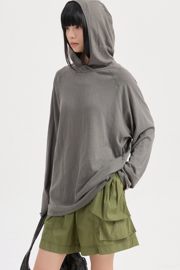 [Re-Order] 루즈 핏 후드 티셔츠 (grey)는 편안한 착용감을 선사하는 캐주얼 스타일의 후드 티셔츠입니다. 얇은 두께감과 부드러운 촉감으로 제작되어, 동네 마실룩, 집콕룩, 산책룩 등 언제 어디서든 편안하게 입기 좋습니다. 홑겹 후드 디자인과 암홀, 밑단 컬러 배색 스티치가 특징이며, 루즈 핏으로 여유로운 실루엣을 연출합니다. 무지 디자인에 밑단 개발 라벨로 포인트를 더한 미니멀, 시티 보이 스타일의 후드 티셔츠입니다. 긴 소매 기장으로 다양한 스타일링이 가능합니다.
