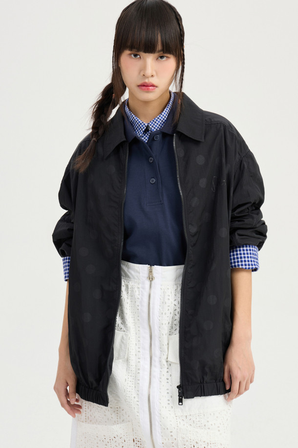 루즈 핏 피케이 티셔츠 (라이트 네이비)는 데일리룩과 동네 마실룩에 적합한 캐주얼 스타일의 피케 티셔츠입니다. 니트 카라 디자인에 가슴 왼쪽 LUCKY 레터링 자수 디테일이 돋보이며, 세미 박시 핏으로 편안한 착용감을 선사합니다. 넉넉한 사이즈와 어깨선 라인이 자연스럽게 떨어져 활동성을 더합니다. 라이트 네이비 컬러로 미니멀한 스타일을 연출하기 좋습니다.
