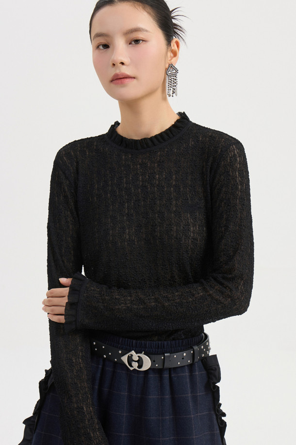 프릴 레이스 긴소매 티셔츠 (블랙)는 여성스러운 무드를 연출하는 블랙 컬러의 티셔츠입니다. 은은하게 비치는 레이스 소재와 프릴 디테일이 더해져 클래식하면서도 로맨틱한 스타일을 완성합니다. 슬림핏 디자인으로 자연스러운 실루엣을 연출하며, 신축성 있는 소재로 편안한 착용감을 선사합니다. 봄, 가을 시즌에 데이트룩, 카페룩, 모임룩 등 다양한 TPO에 활용하기 좋으며, 레이어드하여 더욱 다채로운 스타일링이 가능합니다. 라운드넥에 긴소매 디자인으로, 부드러운 촉감의 얇은 두께감으로 제작되었습니다.
