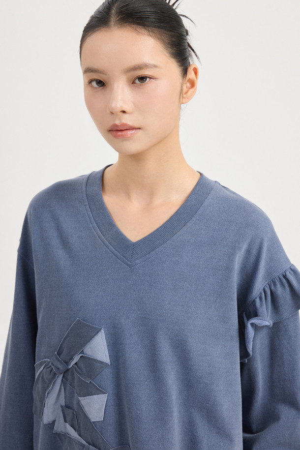 자수 포인트 스웨트셔츠 (다크블루)는 여성스러운 무드를 연출하는 캐주얼 스타일의 맨투맨입니다. 부드러운 면 소재에 루즈핏으로 편안한 착용감을 선사하며, 봄, 가을에 적합합니다. 브이넥 디자인에 리본 자수 장식과 프릴 소매 디테일이 더해져 로맨틱한 분위기를 자아냅니다. 피그먼트 워싱 처리로 빈티지한 느낌을 주어 데이트룩, 카페룩, 봄 소풍룩 등 다양한 TPO에 활용하기 좋습니다.
