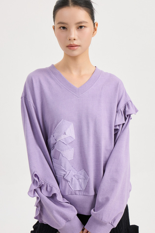 **바이올렛 자수 포인트 스웨트셔츠**

여성스러운 무드의 바이올렛 컬러 스웨트셔츠입니다. 넉넉한 루즈핏과 브이넥 디자인으로 편안하면서도 스타일리시하게 연출할 수 있습니다. 소매 프릴 디테일과 리본 자수 포인트가 사랑스러운 분위기를 더하며, 피그먼트 워싱 가공으로 부드러운 촉감을 선사합니다. 봄, 가을 시즌 데이트룩이나 카페룩에 매치하여 캐주얼하면서도 로맨틱한 스타일을 완성해보세요. 면 소재로 제작되었으며, 드라이클리닝을 권장합니다.
