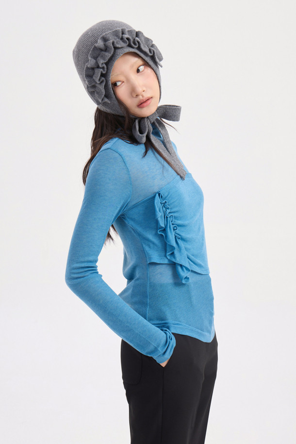 [Re-Order] 레이어드 포인트 롱 슬리브 티셔츠 (블루)는 여성스러운 무드와 캐주얼 스타일을 동시에 연출할 수 있는 긴 소매 티셔츠입니다. 부드러운 촉감과 얇은 두께감으로 봄, 가을, 겨울 시즌에 활용하기 좋으며, 라운드넥 디자인에 프릴 및 덧장 디테일이 더해져 포인트를 줍니다. 슬림핏으로 제작되어 여성스러운 실루엣을 강조하며, 데이트룩, 출근룩 등 다양한 TPO에 매치하기 좋습니다. 울, 텐셀 소재와 후라이스 소재의 조합으로 편안하면서도 세련된 스타일을 완성합니다.
