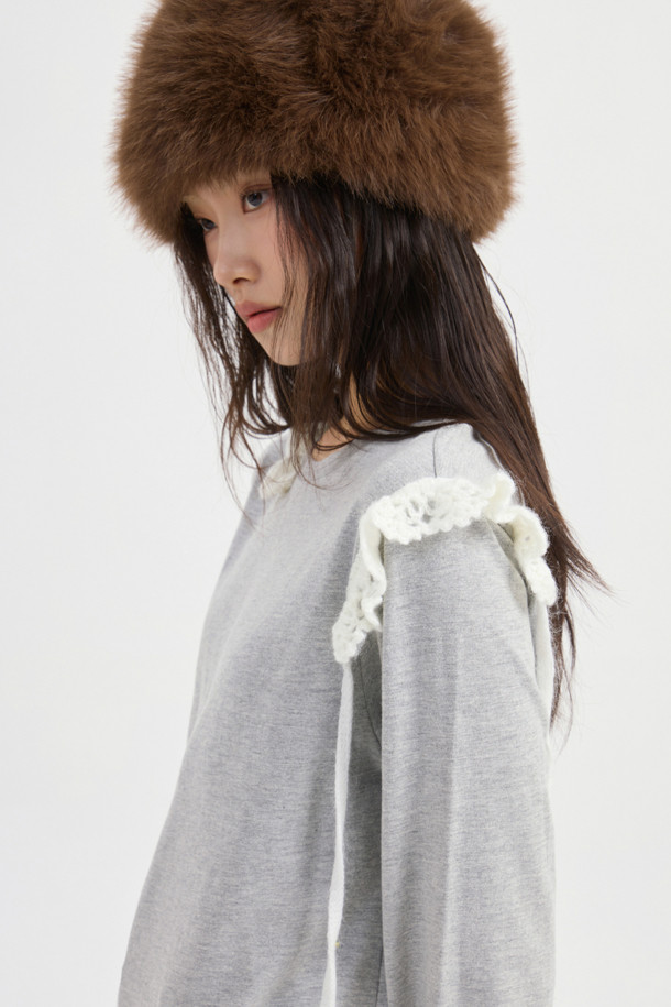 멜란지 그레이 컬러의 니트 크로쉐 포인트 긴팔 티셔츠입니다. 부드러운 면 소재로 제작되어 편안한 착용감을 선사하며, 얇은 두께감으로 가을, 겨울철에 활용하기 좋습니다. 루즈핏 라운드넥 디자인으로 베이직하면서도 캐주얼한 스타일을 연출하며, 니트 테이프 장식과 라벨 디테일이 돋보입니다. 출근룩, 모임룩 등 다양한 TPO에 미니멀, 클래식한 무드로 코디할 수 있습니다.
