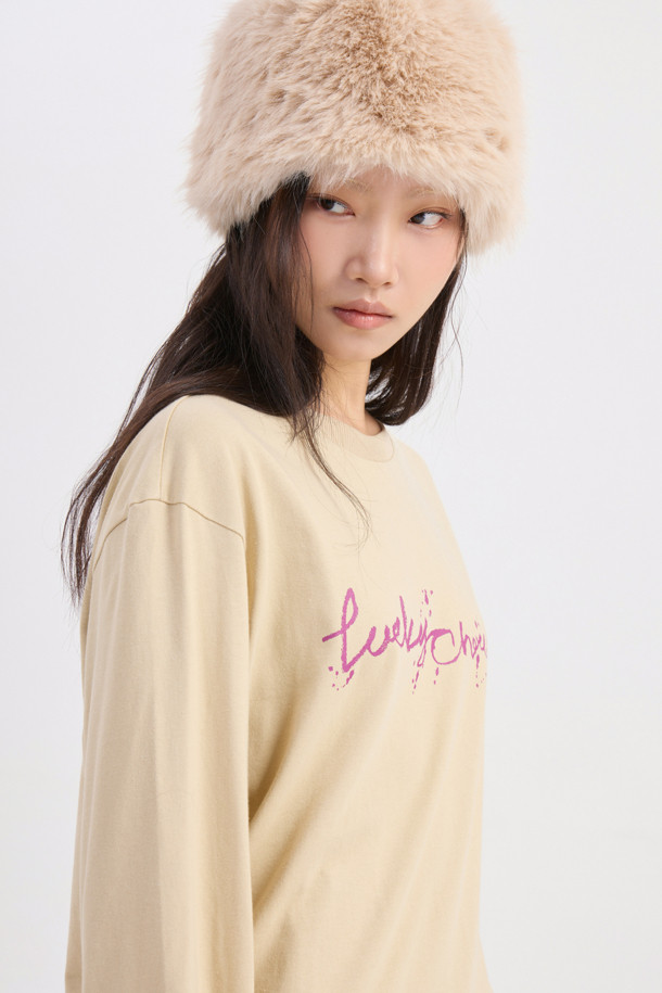 라이트 베이지 컬러의 레터링 포인트 루즈핏 롱 슬리브 티셔츠입니다. 부드러운 면 소재로 제작되어 편안한 착용감을 선사하며, 캐주얼한 스타일을 연출하기 좋습니다. 라운드넥 디자인에 언밸런스 소매 디테일과 슬로건 프린트가 포인트로 더해져 유니크함을 더했습니다. 봄, 가을 시즌 산책룩 또는 봄 소풍룩으로 활용하기 좋으며, 캐주얼, 미니멀, 클래식 스타일을 즐겨 입는 여성분들께 추천합니다. 루즈핏으로 편안하게 착용 가능하며, 레귤러 기장으로 다양한 하의와 매치하기 용이합니다.
