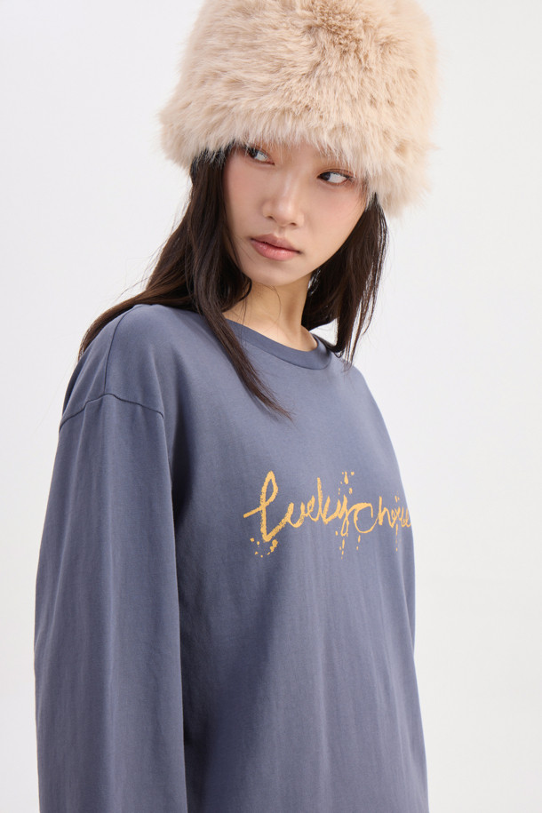 다크 블루 컬러의 레터링 포인트 루즈핏 긴소매 티셔츠입니다. 부드러운 면 소재로 제작되어 편안한 착용감을 선사하며, 일상에서 캐주얼하고 베이직한 스타일을 연출하기 좋습니다. 언밸런스 소매 디테일과 슬로건 프린트가 돋보이는 디자인으로, 산책룩이나 집콕룩 모두 잘 어울립니다. 넉넉한 루즈핏으로 편안함을 더했으며, 봄, 가을 시즌에 활용하기 좋은 아이템입니다. 라운드넥 디자인으로 어떤 스타일에도 쉽게 매치할 수 있습니다.
