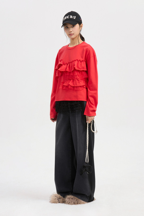 프릴 포인트 스탠다드 핏 롱 슬리브 티셔츠 (레드)는 여성용 티셔츠로, 봄, 가을에 캐주얼하게 즐겨 입기 좋습니다. 부드러운 면 소재에 얇은 두께감으로 편안한 착용감을 선사하며, 라운드넥과 긴 소매 기장으로 디자인되었습니다. 스탠다드 핏으로 어떤 스타일에도 잘 어울리며, 프릴 디테일이 여성스러운 무드를 더합니다. 16수 싱글 져지 원단과 메쉬 소재 믹스로 포인트를 주었으며, 데이트룩이나 봄 소풍룩에 매치하기 좋습니다. 진한 컬러 특성상 이염에 유의하여 착용하십시오.
