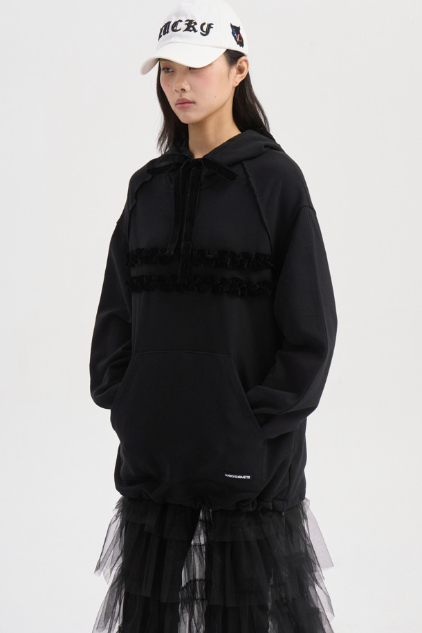 프릴 포인트 루즈핏 후드 티셔츠 (블랙)는 여성 고객을 위한 캐주얼 스타일의 후드 티셔츠입니다. 솔리드 3단 쮸리 면 소재로 제작되어 편안한 착용감을 제공하며, 봄, 가을에 적합합니다. 루즈핏으로 활동성을 높였으며, 프릴 디테일과 캥거루 포켓, 레터링 자수 디자인으로 포인트를 더했습니다. 산책룩, 집콕룩 등 다양한 TPO에 활용 가능하며, 미니멀한 스타일 연출에도 용이합니다. 긴 소매 기장의 무지 디자인으로 어떤 하의와도 쉽게 매치할 수 있습니다.
