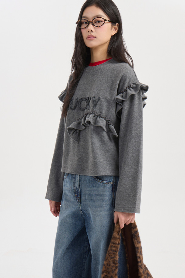 멜란지 그레이 컬러의 크로셰 자수 포인트 롱 슬리브 티셔츠입니다. 부드러운 니트라이크 져지 소재로 제작되어 편안한 촉감을 선사하며, 가을/겨울 시즌 데이트룩, 모임룩에 적합합니다. 라운드넥에 루즈핏으로 디자인되어 캐주얼, 미니멀, 로맨틱 스타일을 연출하기 좋습니다. 섬세한 뜨개 자수 포인트와 프릴 디테일이 여성스러운 무드를 더합니다. 얇은 두께로 제작되어 간절기부터 겨울까지 스타일리시하게 착용할 수 있습니다.
