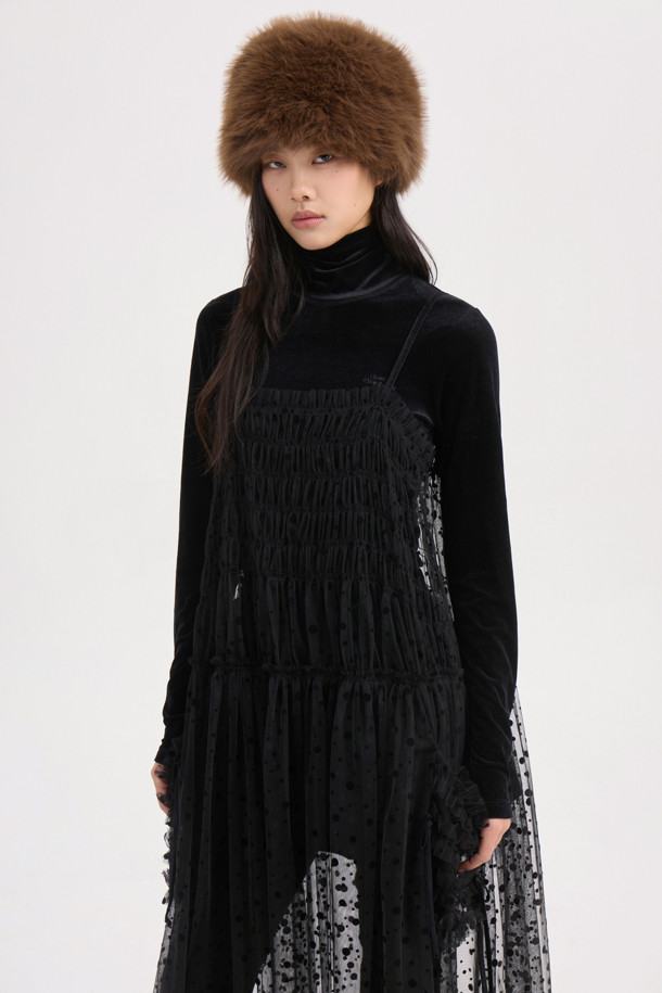 프릴 포인트 벨벳 긴소매 티셔츠(블랙)는 우아한 스타일을 연출하는 여성 티셔츠입니다. 부드러운 벨벳 소재에 슬림핏으로 제작되어 편안하면서도 세련된 실루엣을 선사합니다. 터틀넥 디자인과 밑단의 볼륨감, 프릴 디테일이 더해져 로맨틱하고 클래식한 무드를 강조합니다. 가을, 겨울 시즌에 데이트룩, 모임룩, 연말 모임룩 등 다양한 TPO에 활용하기 좋습니다. 신축성이 좋아 활동성 또한 보장하며, 블랙 컬러로 어떤 하의와도 쉽게 매치할 수 있습니다.
