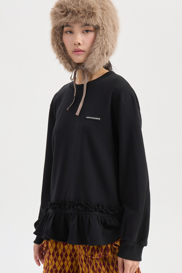 Hem Line Frill Sweatshirt (블랙)은 부드러운 면 소재로 제작되어 가을과 겨울에 따뜻하게 착용할 수 있는 여성 맨투맨입니다. 캐주얼하고 미니멀한 스타일로, 루즈핏과 라운드넥 디자인이 편안함을 선사합니다. 무지 패턴의 블랙 컬러는 어떤 하의와도 쉽게 매치할 수 있으며, 밑단 프릴 디테일이 여성스러운 포인트를 더합니다. 긴 소매 기장과 두꺼운 두께감으로 포근하게 착용 가능한 데일리 아이템입니다.
