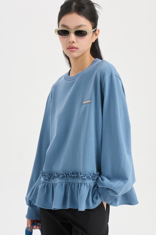 헤 라인 프릴 스웨트셔츠 (블루)는 산뜻한 블루 컬러와 부드러운 면 소재로 제작되어 봄, 가을 시즌에 활용하기 좋은 아이템입니다. 캐주얼한 무드를 연출하며 데이트룩, 봄 소풍룩에 적합합니다. 크롭 기장의 루즈핏으로 편안하면서도 스타일리시하게 연출할 수 있으며, 밑단 프릴 디테일이 여성스러운 포인트를 더합니다. 얇은 두께감과 라운드넥 디자인으로 간절기에도 부담 없이 착용 가능하며, 미니멀한 스타일을 즐기는 분들께 추천합니다.
