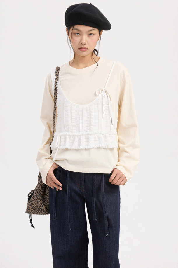 부드러운 면 소재의 '뷔스티에' 롱 슬리브 티셔츠입니다. 가볍고 얇은 두께감으로 봄, 가을 시즌에 활용하기 좋으며, 라운드넥과 긴 소매 디자인으로 여성스러운 무드를 연출합니다. 셔링 뷔스티에 디테일이 포인트이며, '실켓' 가공 처리된 싱글 져지 소재로 부드러운 촉감을 선사합니다. 스탠다드핏 또는 루즈핏으로 편안하게 착용 가능하며, 일상 및 데이트룩, 캐주얼 및 미니멀 스타일 연출에 적합합니다. 라이트 베이지 컬러로 다양한 하의와 매치하기 좋습니다.
