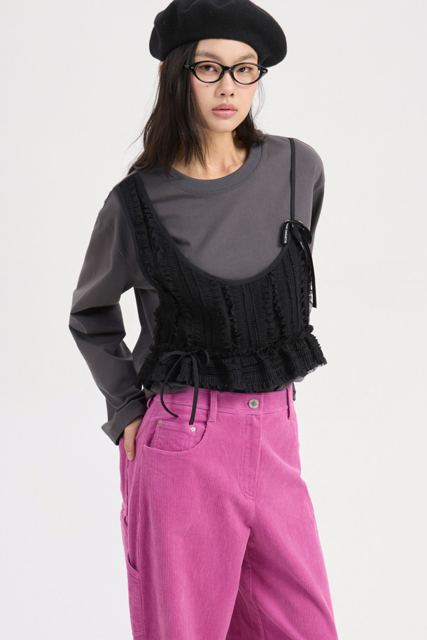 다크 그레이 컬러의 뷔스티에 롱 슬리브 티셔츠입니다. 부드러운 촉감의 면 소재로 제작되었으며, 봄, 가을에 착용하기 좋습니다. 루즈 핏에 라운드넥 디자인으로 편안한 착용감을 선사하며, 셔링 뷔스티에 디테일이 돋보입니다. 일상, 데이트룩, 모임룩 등 다양한 TPO에 캐주얼, 미니멀, 클래식 스타일로 연출하기 좋습니다. 싱글 져지 소재에 실켓 가공하여 부드러운 착용감을 느낄 수 있습니다.
