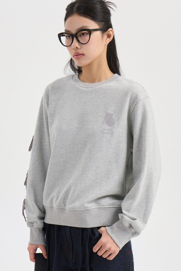 멜란지 그레이 컬러의 리본 포인트 맨투맨 티셔츠입니다. 캐주얼하고 미니멀한 스타일로, 봄, 가을에 어울리는 크롭 기장의 긴소매 디자인입니다. 오른쪽 소매에는 벨벳 리본 장식이, 가슴에는 슈에뜨 자수가 포인트로 자리 잡고 있습니다. 슬림핏으로 제작되어 더욱 세련된 핏을 연출하며, 일상에서 편안하게 착용할 수 있는 웨어러블 아이템입니다. 라운드넥으로 제작되어 어떤 스타일에도 잘 어울립니다.
