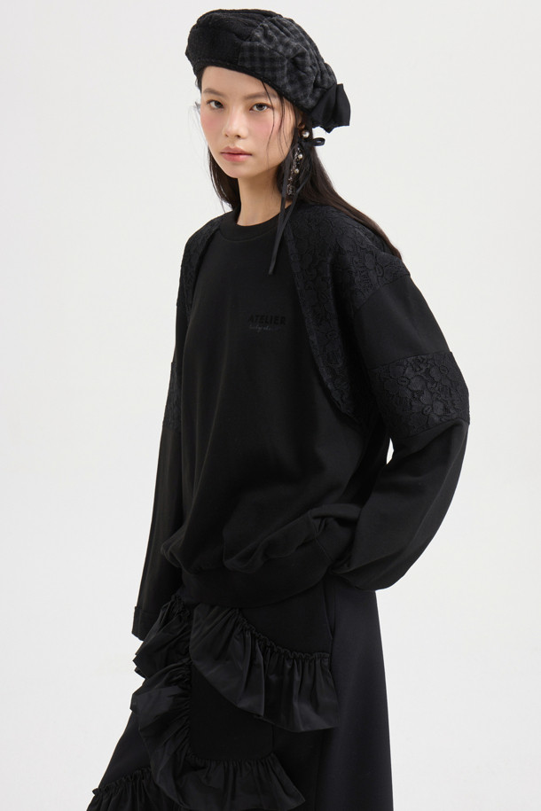 [Atelier] 레이스 패치 루즈핏 스웨트 티셔츠 (블랙)는 캐주얼하면서도 페미닌한 스타일을 연출하는 여성 의류입니다. 부드러운 져지 소재와 레이스 패치워크 디테일이 돋보이며, 라운드넥과 긴 소매 디자인으로 편안한 착용감을 선사합니다. 일상 룩, 특히 데이트룩에 적합하며 루즈핏으로 활동성을 높였습니다. 가슴 부분의 아틀리에 프린트가 특징이며, 진한 컬러 특성상 이염에 유의하여 착용해야 합니다.
