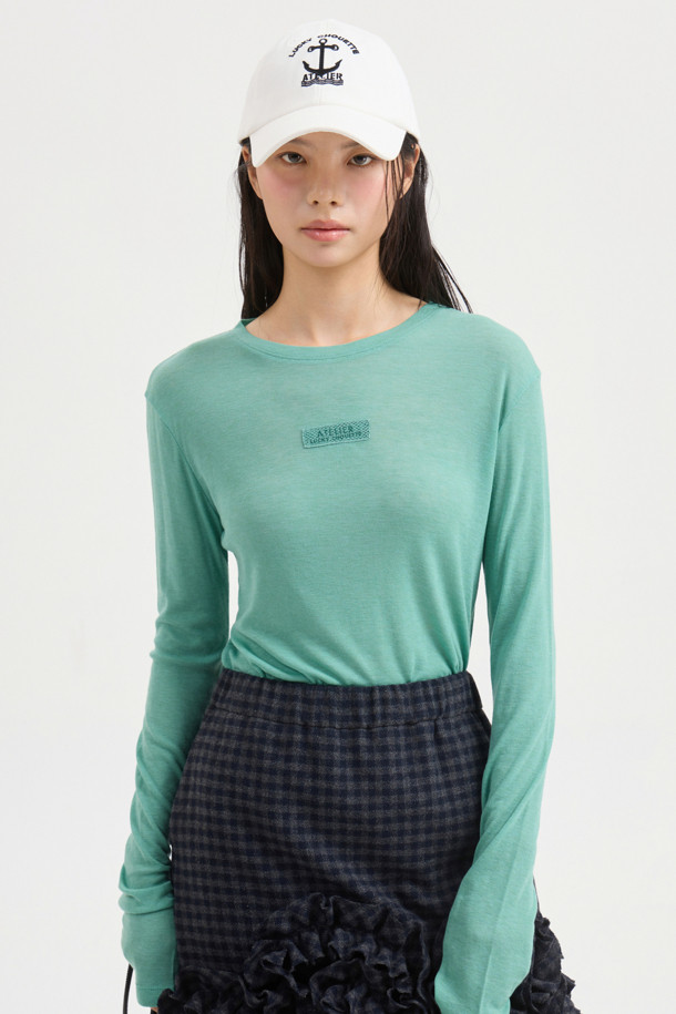 [Atelier] 자수 포인트 슬림핏 긴팔 티셔츠 (green)는 부드러운 촉감의 울, 텐셀 혼방 소재로 제작되어 봄, 가을에 착용하기 좋습니다. 슬림핏 디자인과 라운드넥으로 캐주얼하고 베이직한 스타일을 연출하며, 레이스 테이프 디테일과 아틀리에 자수 포인트가 특징입니다. 데이트룩, 카페룩 등 다양한 TPO에 활용 가능하며, 이너용 티셔츠로도 적합하여 활용도가 높습니다. 그린 컬러로 세련된 느낌을 더해 클래식, 미니멀 스타일을 즐기는 분들께 추천합니다.
