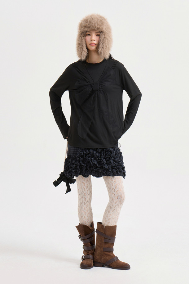 [Atelier] 리본 아플리케 롱 슬리브 티셔츠 (블랙)는 부드러운 모달 소재로 제작되어 편안한 착용감을 선사합니다. 유니크하고 캐주얼한 스타일을 연출하며, 메쉬 리본 디테일과 세일러 카라 프린트, 하이브리드 디자인이 돋보입니다. 라운드넥에 여유 있는 핏으로 편안함을 더했으며, 봄, 가을 계절에 데이트룩, 카페룩 등 다양한 TPO에 활용하기 좋습니다. 미니멀하면서도 로맨틱한 무드를 연출할 수 있는 긴소매 티셔츠입니다.
