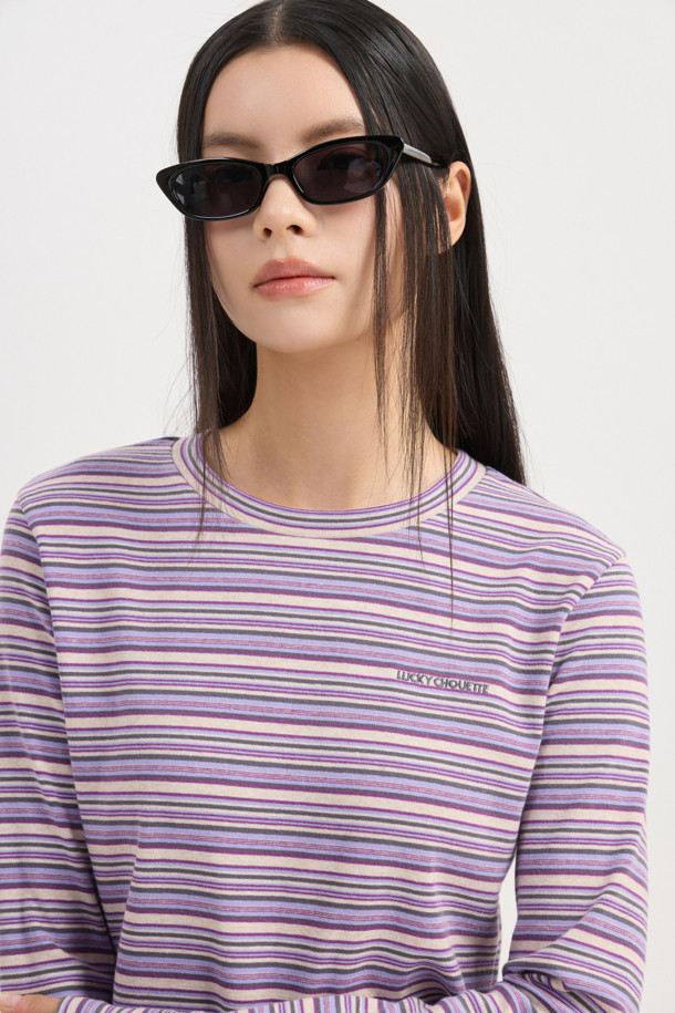 스트라이프 슬림 핏 롱 슬리브 티셔츠 (바이올렛)는 여성용 티셔츠로, 봄, 가을에 입기 좋은 긴소매 디자인입니다. 부드러운 면과 스판덱스 혼방 소재로 제작되어 편안한 착용감을 선사하며, 슬림 핏으로 깔끔한 실루엣을 연출합니다. 라운드넥에 가슴 레터링 자수 포인트와 뒷넥 개발 라벨 디테일이 돋보이며, 신축성 좋은 소재로 활동성을 높였습니다. 캐주얼하고 베이직한 스타일로, 동네 마실룩이나 봄 소풍룩에 활용하기 좋습니다.
