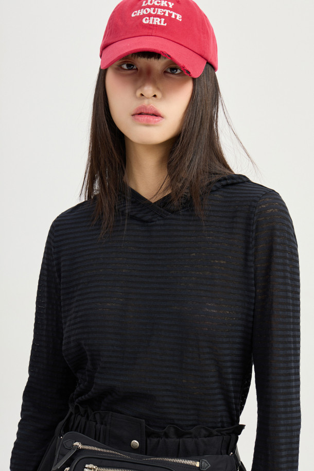 슬림핏 후드 티셔츠입니다. 블랙 색상의 무지 디자인으로, 캐주얼, 미니멀, 시크 스타일을 연출하기 좋습니다. 나일론 소재로 제작되어 가볍고 실용적이며, 힙색, 웨이스트백, 벨트백과 같은 웨어러블한 룩에 잘 어울립니다. 수납 기능과 지퍼 디테일로 편의성을 더했으며, 동네 마실룩, 여행룩, 산책룩 등 다양한 TPO에 활용하기 좋습니다. 스몰 사이즈로, 여성분들에게 적합합니다.
