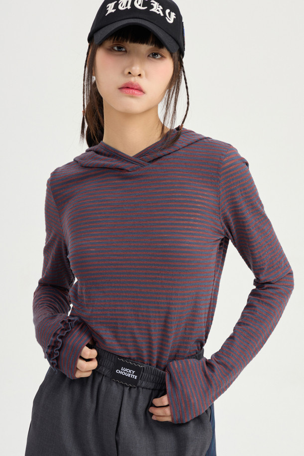 **슬림핏 후드 티셔츠**

여성용 슬림핏 후드 티셔츠입니다. 갈색 컬러에 캐주얼한 스타일로, 봄, 가을에 착용하기 좋습니다. 소매와 후드 부분에 프릴 디테일이 있으며, 배색 스티치 자수가 포인트입니다. 스트라이프 및 플라워 패턴으로 디자인되어 있으며, 기본 이너 티셔츠로 활용 가능합니다. 동네 마실룩, 카페룩, 봄 소풍룩 등 다양한 TPO에 맞춰 미니멀하고 로맨틱한 스타일을 연출해보세요.
