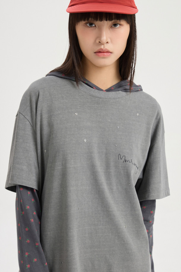 슬림핏 후드 티셔츠는 다크 그레이 컬러의 여성 의류로, 봄, 가을에 착용하기 좋습니다. 캐주얼하고 미니멀한 스타일을 연출하며, 일상, 동네 마실룩, 카페룩, 집콕룩 등 다양한 TPO에 활용할 수 있습니다. 져지 소재의 레귤러 기장 티셔츠로, 소매와 후드에 프릴 디테일을 더해 여성스러운 포인트를 주었습니다. 스트라이프와 플라워 패턴이 있으며, 배색 스티치 자수 디테일이 돋보입니다. 기본 이너 티셔츠로 활용하여 간편하게 스타일링할 수 있습니다.
