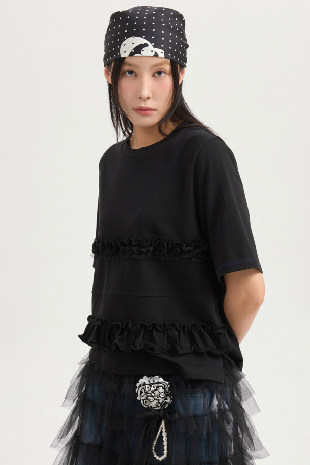 프릴 포인트 반소매 티셔츠는 여성 의류로, 캐주얼하고 미니멀한 스타일을 연출하기에 좋습니다. 봄, 여름 시즌에 적합하며, 스탠다드 핏과 라운드넥 디자인으로 편안하게 착용할 수 있습니다. 블랙 색상의 무지 티셔츠로, 앞판 메쉬 배색과 프릴 디테일이 특징입니다. 뒤 상단에는 엠블럼 자수 디테일이 더해져 포인트를 줍니다.
