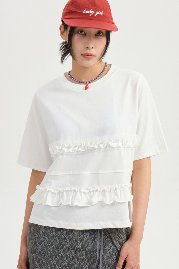 프릴 포인트 반소매 티셔츠는 여성스러운 무드를 연출해 주는 캐주얼 스타일의 반팔 티셔츠입니다. 라운드넥 디자인에 스탠다드핏 또는 루즈핏으로 편안하게 착용 가능하며, 봄, 여름 시즌에 적합합니다. 화이트 색상에 무지 패턴으로 어떤 하의와도 쉽게 매치할 수 있습니다. 메쉬 배색과 엠블럼 자수, 프릴 디테일이 더해져 포인트를 더했습니다. 동네 마실룩, 여행룩 등 다양한 상황에서 웨어러블하게 활용할 수 있습니다.
