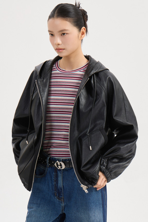 [Re-Order] 페이크 레더 후드 점퍼 (블랙)는 가을, 겨울 시즌에 어울리는 여성용 점퍼입니다. 루즈핏으로 제작되어 편안한 착용감을 선사하며, 지퍼형 여밈 방식으로 간편하게 착용할 수 있습니다. 블랙 컬러에 로고 패턴이 더해져 캐주얼하고 스트릿한 무드를 연출합니다. 두꺼운 두께감의 인조가죽과 페이크 스웨이드 배색으로 고급스러움을 더했으며, 긴 소매와 후드 디자인이 특징입니다. 겨울 데일리룩, 쇼핑룩, 산책룩 등 다양한 TPO에 활용할 수 있습니다.
